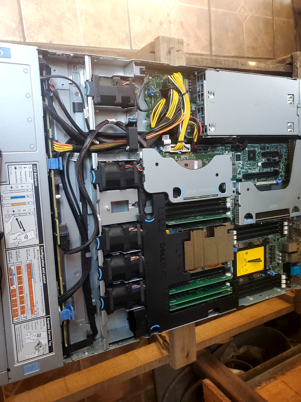 Bahías de disco y cableado interno